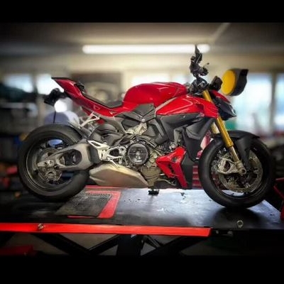 Une Ducati Streetfighter V4s de profil