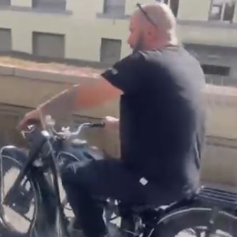 Cyril sur une moto des 50's