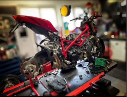 Une Ducati Streetfighter démontée