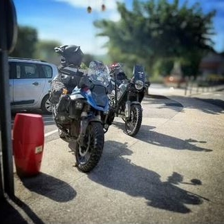 deux motos de face garées