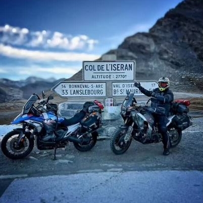 photo d'un motard devant des panneaux 