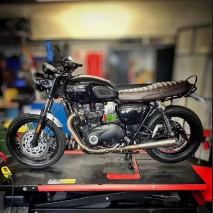 Une triumph Bonneville T100 de profil